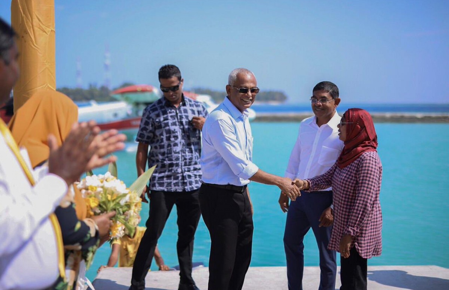 ރައީސް އިބްރާހިމް މުހައްމަދު ސޯލިހް މިއަދު ވ. ކެޔޮދު އަށް ވަޑައިގަތުމުން އެމަނިކުފާނަށް އެ ރަށު ރައްޔިތުން ހޫނު މަރުހަބާއެއް ދަންނަވަނީ. --- ފޮޓޯ: އެމްޑީޕީ