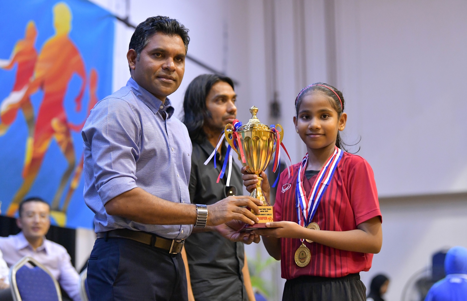 އަންހެން ސިންގަލްސް ޗެމްޕިއަން ދީމާ (ކ) އަށް ނައިބް ރައީސް ފައިސަލް ނަސީމް ތަށި ދެއްވަނީ. --ފޮޓޯ: ނިޝާން އަލީ/ މިހާރު