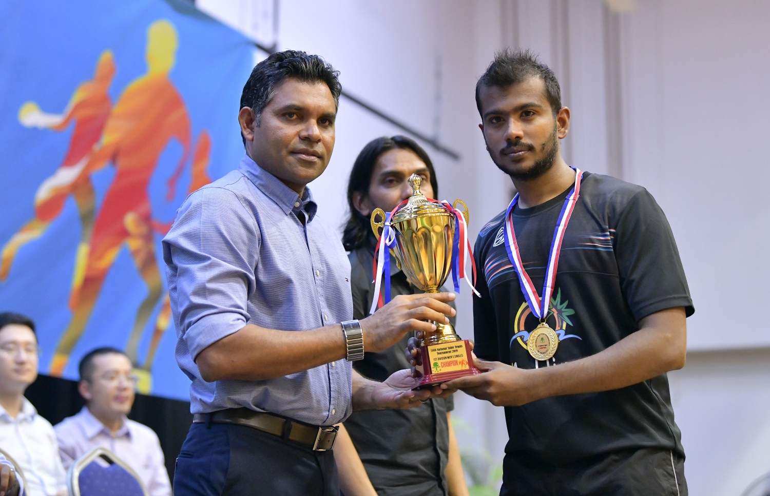 ފިރިހެން ސިންގަލްސް ޗެމްޕިއަން މުންސިފް (ކ) އަށް ނައިބް ރައީސް ފައިސަލް ނަސީމް ތަށި ދެއްވަނީ. --ފޮޓޯ: ނިޝާން އަލީ/ މިހާރު