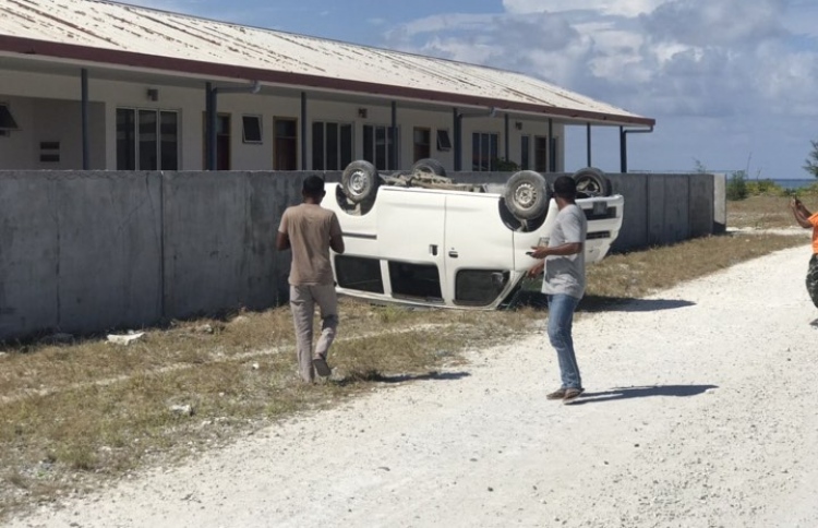 ތިމަރަފުށީގައި ދެ މީހަކު ތިބި ވޭނެއް ފުރޮޅާލައިފި