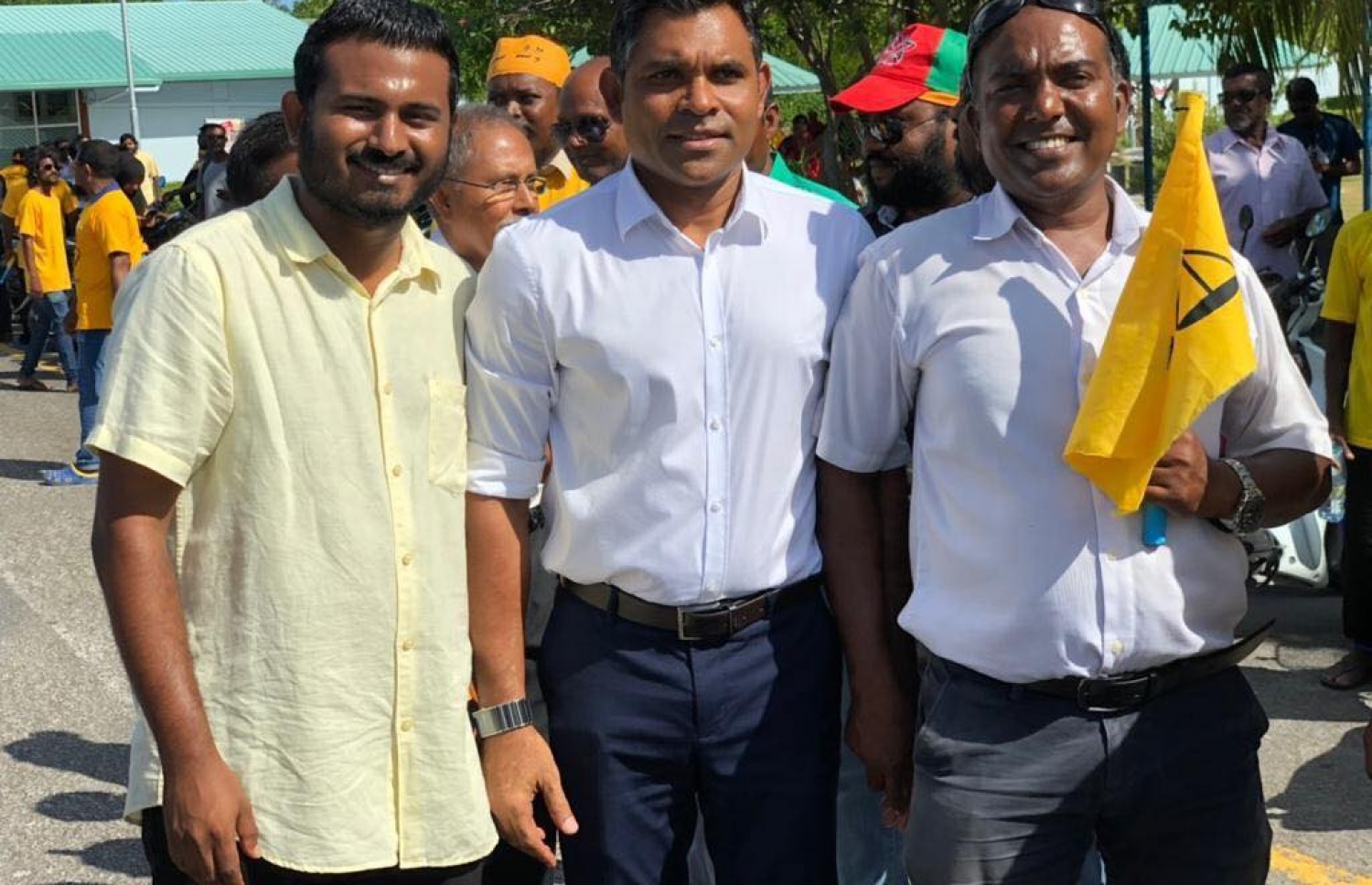 ނައިބު ރައީސް މިއަދު ލ. ގަމަށް ވަޑައިގެން، އެ ދާއިރާގެ އެމްޑީޕީގެ ޓިކެޓުގައި ވާދަކުރައްވާ ވިސާމް (ވ) އާ އެކު ފޮޓޯއަކަށް ހުއްޓިގެން.