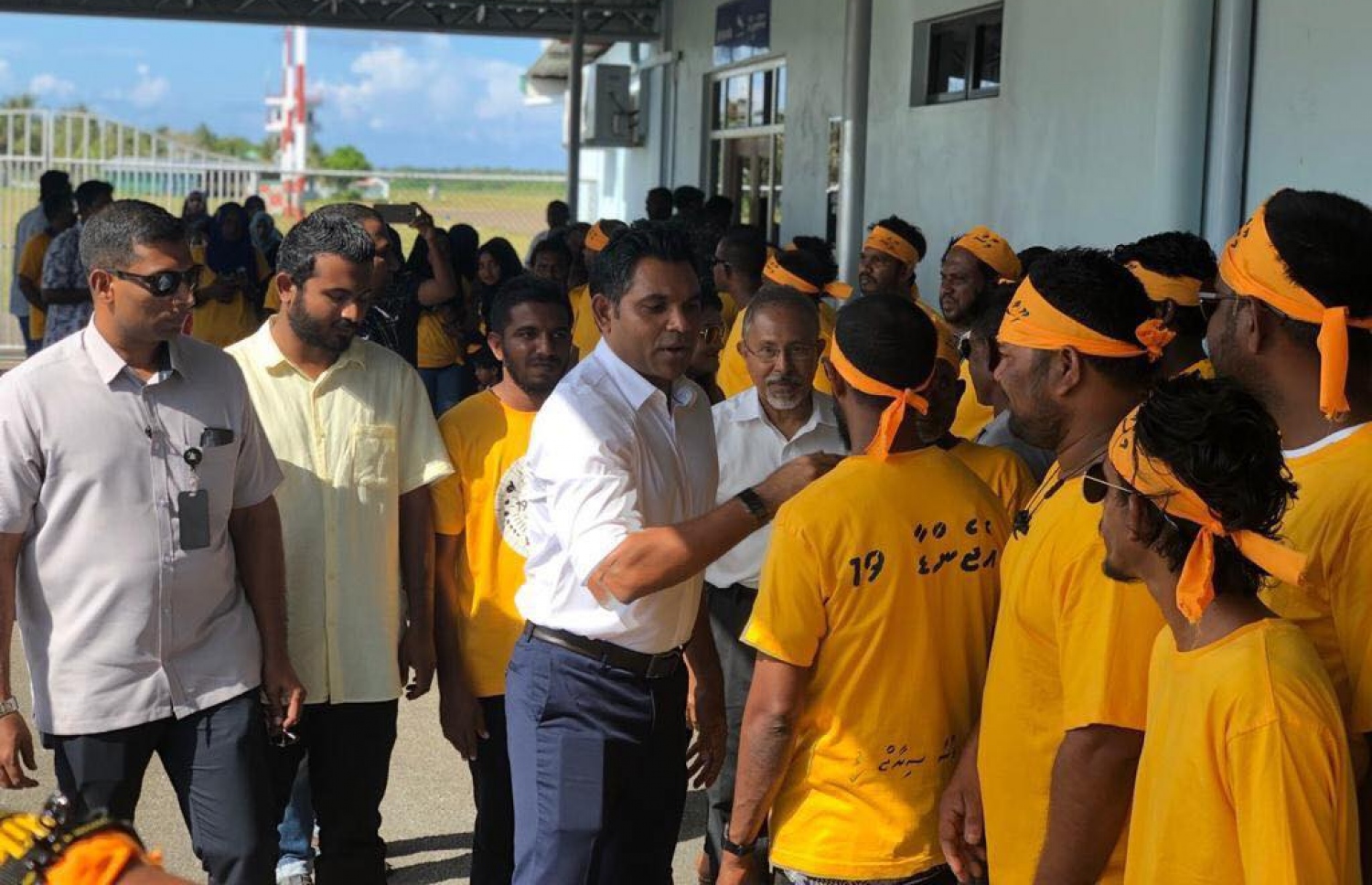 ނައިބު ރައީސް މިއަދު ލ. ގަމަށް ވަޑައިގަތުމުން އެ ރަށުގައި ދިރިއުޅޭ ރައްޔިތުން އެމަނިކުފާނަށް ހޫނު މަރުހަބާ އެއް ދަންނަވަނީ. --ފޮޓޯ:އެމްޑީޕީ