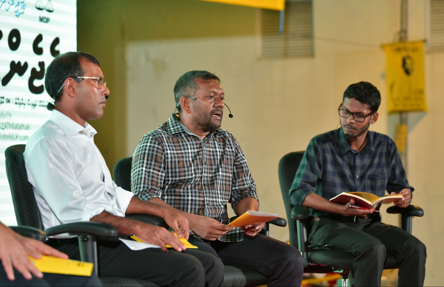 ޕެނަލް ޑިސްކަޝަންގައި ކުރީގެ ރައީސް މުހައްމަދު ނަޝީދާއި އިކޮނޮމިކް މިނިސްޓަރު ފައްޔާޒް އިސްމާއިލް (ކ-2) ބައިވެރިވެވަޑައިގަންނަވަނީ. --- ފޮޓޯ: ހުސެއިން ވަހީދު/ މިހާރު