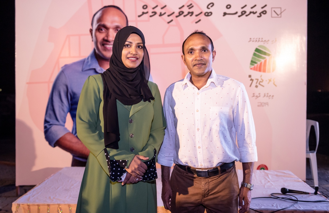 ވިލިމާލެ: މާޗް 15، 2019- ރައްޔިތުންގެ މަޖިލިހުގެ އިންތިޚާބުގައި ވިލިމާލެ ދާއިރާ އަށް ވާދަކުރައްވާ ކުރީގެ ނައިބު ރައީސް ޑރ. މުހައްމަދު ޖަމީލް، އެ ދާއިރާއާ ގުޅޭ ގޮތުން ގެންގުޅުއްވާ ތަސައްވުރު އިފްތިތާހު ކުރުމަށް ވިލިމާލޭގައި ބޭއްވި ޖަލްސާގައި ޓްރާންސްޕޯޓް މިނިސްޓަރު އާއިޝަތު ނަހުލާއާ އެކު ފޮޓޯއެއް ނަންގަވަނީ.