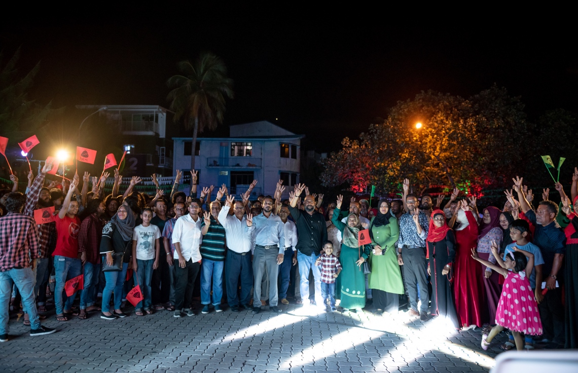 ވިލިމާލެ: މާޗް 15، 2019- ރައްޔިތުންގެ މަޖިލިހުގެ އިންތިޚާބުގައި ވިލިމާލެ ދާއިރާ އަށް ވާދަކުރައްވާ ކުރީގެ ނައިބު ރައީސް ޑރ. މުހައްމަދު ޖަމީލް، އެ ދާއިރާއާ ގުޅޭ ގޮތުން ގެންގުޅުއްވާ ތަސައްވުރު އިފްތިތާހު ކުރުމަށް ވިލިމާލޭގައި ބޭއްވި ޖަލްސާގެ ތެރެއިން.