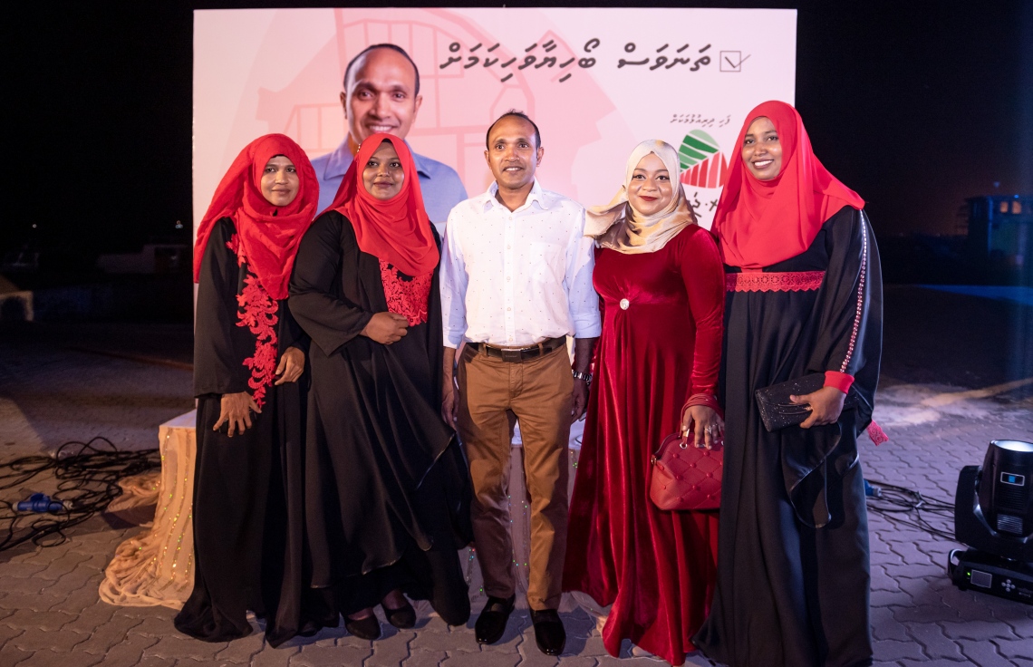 ވިލިމާލެ: މާޗް 15، 2019- ރައްޔިތުންގެ މަޖިލިހުގެ އިންތިޚާބުގައި ވިލިމާލެ ދާއިރާ އަށް ވާދަކުރައްވާ ކުރީގެ ނައިބު ރައީސް ޑރ. މުހައްމަދު ޖަމީލް، އެ ދާއިރާއާ ގުޅޭ ގޮތުން ގެންގުޅުއްވާ ތަސައްވުރު އިފްތިތާހު ކުރުމަށް ވިލިމާލޭގައި ބޭއްވި ޖަލްސާއަށް ފަހު، ސަޕޯޓަރުންތަކަކާ އެކު އެމަނިކުފާނު ފޮޓޯއެއް ނަންގަވަނީ.