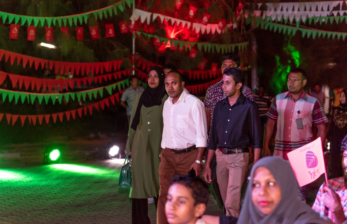 ވިލިމާލެ: މާޗް 15، 2019- ރައްޔިތުންގެ މަޖިލިހުގެ އިންތިޚާބުގައި ވިލިމާލެ ދާއިރާ އަށް ވާދަކުރައްވާ ކުރީގެ ނައިބު ރައީސް ޑރ. މުހައްމަދު ޖަމީލް، އެ ދާއިރާއާ ގުޅޭ ގޮތުން ގެންގުޅުއްވާ ތަސައްވުރު އިފްތިތާހު ކުރުމަށް ވިލިމާލޭގައި ބޭއްވި ޖަލްސާގައި އޭނާ އާއި ޓްރާންސްޕޯޓް މިނިސްޓަރު އާއިޝަތު ނަހުލާ ބައިވެރިވެވަޑައިގަންނަވަނީ.