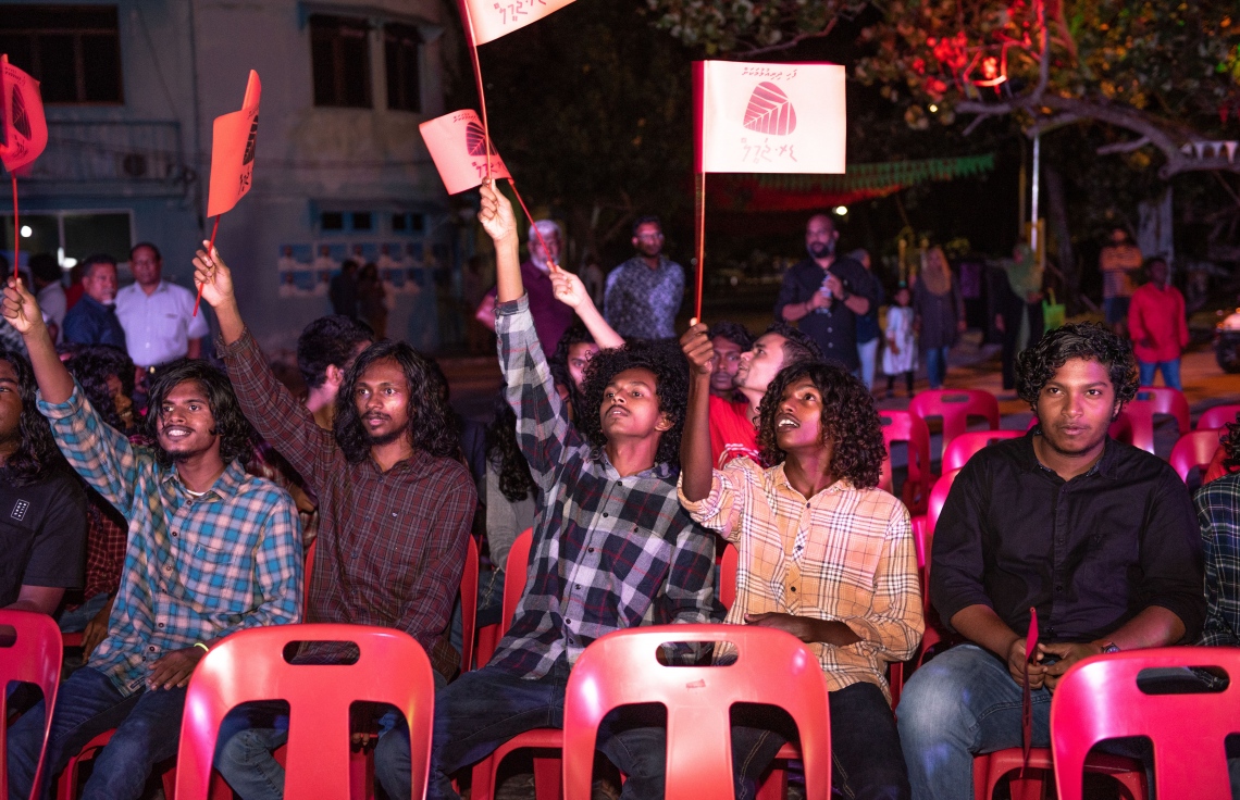 ވިލިމާލެ: މާޗް 15، 2019- ރައްޔިތުންގެ މަޖިލިހުގެ އިންތިޚާބުގައި ވިލިމާލެ ދާއިރާ އަށް ވާދަކުރައްވާ ކުރީގެ ނައިބު ރައީސް ޑރ. މުހައްމަދު ޖަމީލް، އެ ދާއިރާއާ ގުޅޭ ގޮތުން ގެންގުޅުއްވާ ތަސައްވުރު އިފްތިތާހު ކުރުމަށް ވިލިމާލޭގައި ބޭއްވި ޖަލްސާގެ ތެރެއިން.