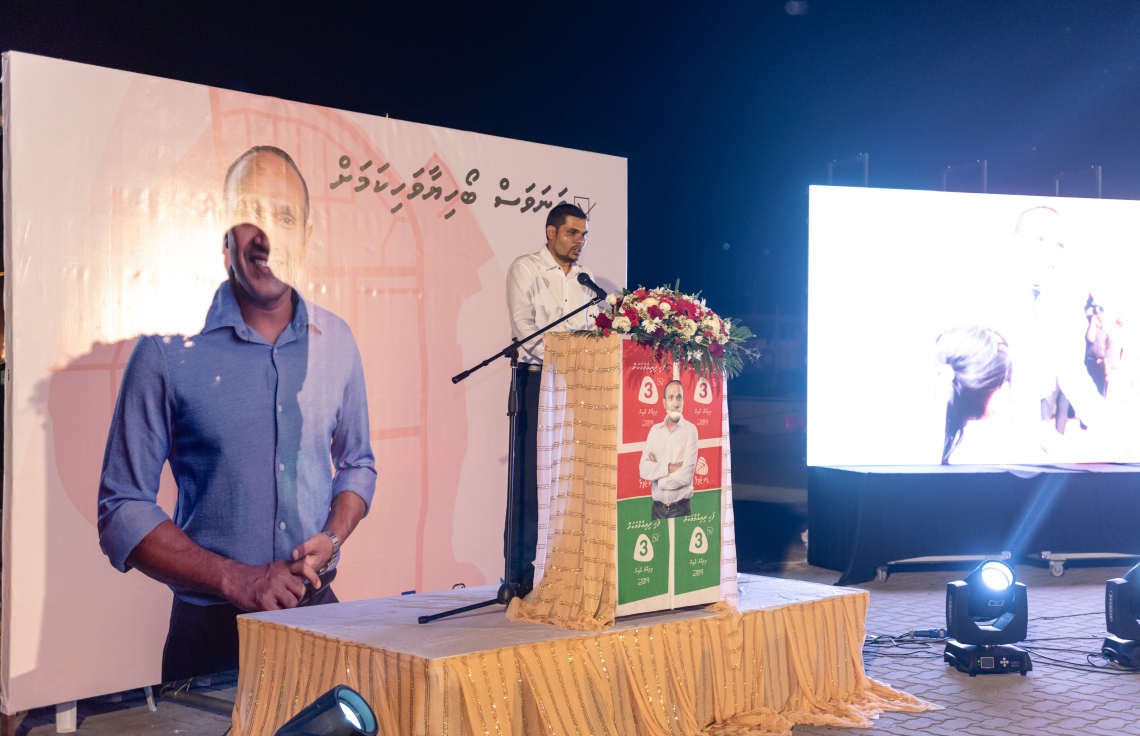 ވިލިމާލެ: މާޗް 15، 2019- ރައްޔިތުންގެ މަޖިލިހުގެ އިންތިޚާބުގައި ވިލިމާލެ ދާއިރާ އަށް ވާދަކުރައްވާ ކުރީގެ ނައިބު ރައީސް ޑރ. މުހައްމަދު ޖަމީލް، އެ ދާއިރާއާ ގުޅޭ ގޮތުން ގެންގުޅުއްވާ ތަސައްވުރު އިފްތިތާހު ކުރުމަށް ވިލިމާލޭގައި ބޭއްވި ޖަލްސާގެ ތެރެއިން.