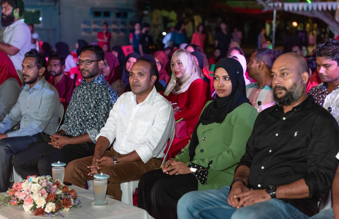 ވިލިމާލެ: މާޗް 15، 2019- ރައްޔިތުންގެ މަޖިލިހުގެ އިންތިޚާބުގައި ވިލިމާލެ ދާއިރާ އަށް ވާދަކުރައްވާ ކުރީގެ ނައިބު ރައީސް ޑރ. މުހައްމަދު ޖަމީލް، އެ ދާއިރާއާ ގުޅޭ ގޮތުން ގެންގުޅުއްވާ ތަސައްވުރު އިފްތިތާހު ކުރުމަށް ވިލިމާލޭގައި ބޭއްވި ޖަލްސާގައި އޭނާ އާއި ޓްރާންސްޕޯޓް މިނިސްޓަރު އާއިޝަތު ނަހުލާ ބައިވެރިވެވަޑައިގަންނަވަނީ.