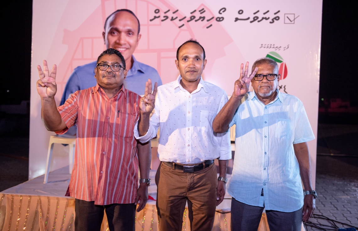 ވިލިމާލެ: މާޗް 15، 2019- ރައްޔިތުންގެ މަޖިލިހުގެ އިންތިޚާބުގައި ވިލިމާލެ ދާއިރާ އަށް ވާދަކުރައްވާ ކުރީގެ ނައިބު ރައީސް ޑރ. މުހައްމަދު ޖަމީލް، އެ ދާއިރާއާ ގުޅޭ ގޮތުން ގެންގުޅުއްވާ ތަސައްވުރު އިފްތިތާހު ކުރުމަށް ވިލިމާލޭގައި ބޭއްވި ޖަލްސާއަށް ފަހު ދެ ސަޕޯޓަރަކާ އެކު ފޮޓޯއެއް ނަންގަވަނީ.