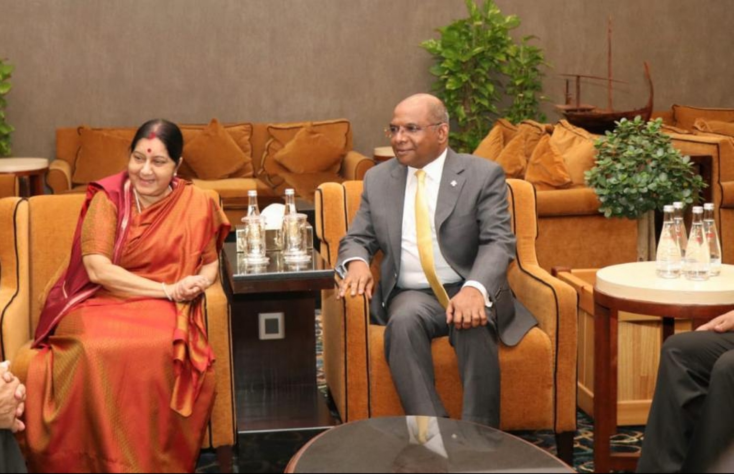 އިންޑިއާގެ އެކްސްޓާނަލް އެފެއާޒް މިނިސްޓަރު ސުޝްމާ މިއަދު ރާއްޖެ ވަޑައިގެން ވެލާނާ އިންޓަނޭޝަނަލް އެއާޕޯޓުގެ ވީވީއައިޕީ ލައުންޖުގައި ރާއްޖޭގެ ފޮރިން މިނިސްޓަރު ޝާހިދާ އެކު.---ފޮޓޯ: ފޮރިން މިނިސްޓްރީ