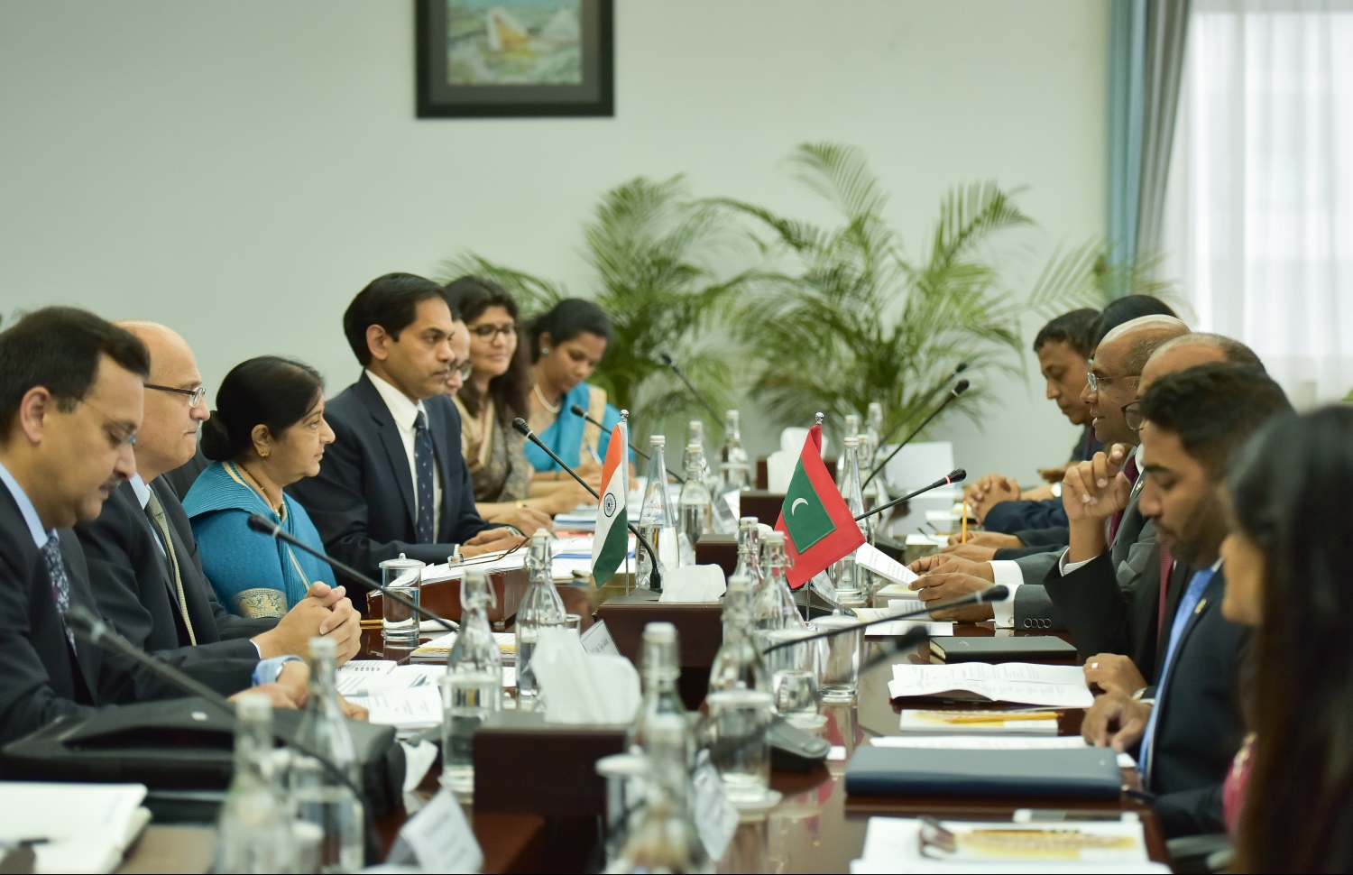 ރާއްޖޭގެ ފޮރިން މިނިސްޓަރު އަބްދުﷲ ޝާހިދާއި އިންޑިއާގެ އެކްސްޓާނަލް އެފެއާޒް މިނިސްޓަރު ސުޝްމާ މިއަދު މަޝްވަރާތައް ކުރިއަށް ގެންދަވަނީ.---ފޮޓޯ: ހުސައިން ވަހީދު/މިހާރު