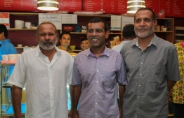 Ibrahim Nooraddhin (L), who was appointed to MACL's board last week, pictured with Mohamed Nasheed and Sayyid Ali. PHOTO: MIHAARU FILES