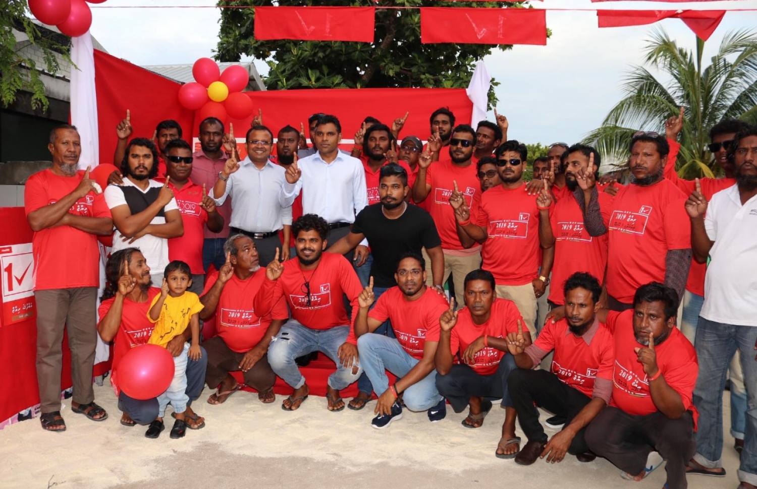 ނައިބު ރައީސް ރިޔާޒުގެ ކެމްޕެއިންގައި -- ފޮޓޯ: އަބްދުﷲ ރިޔާޒް ފޭސްބުކް