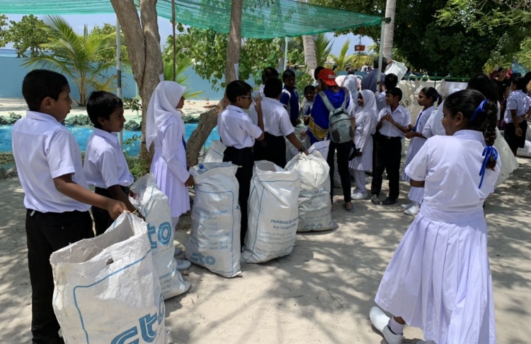 ޕްލާސްޓިކާ ދެކޮޅު ނަމޫނާ ދަރިވަރުން