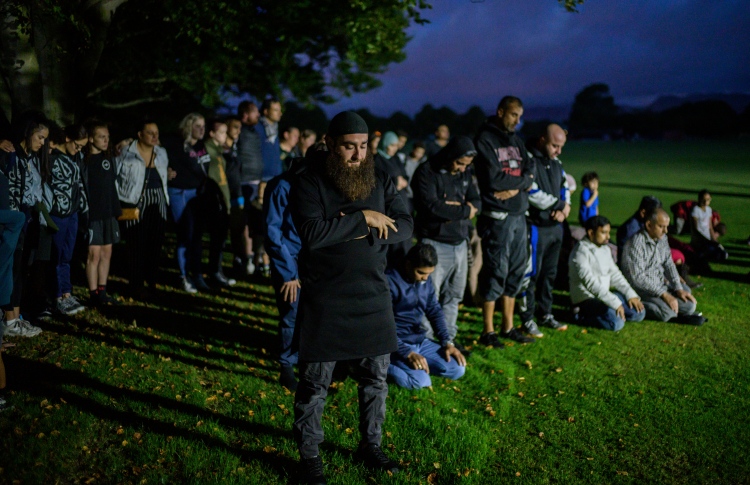 މުސްލިމުން ނަމާދުކުރި އިރު ގިނަ ބަޔަކު ހިމާޔަތުގައި