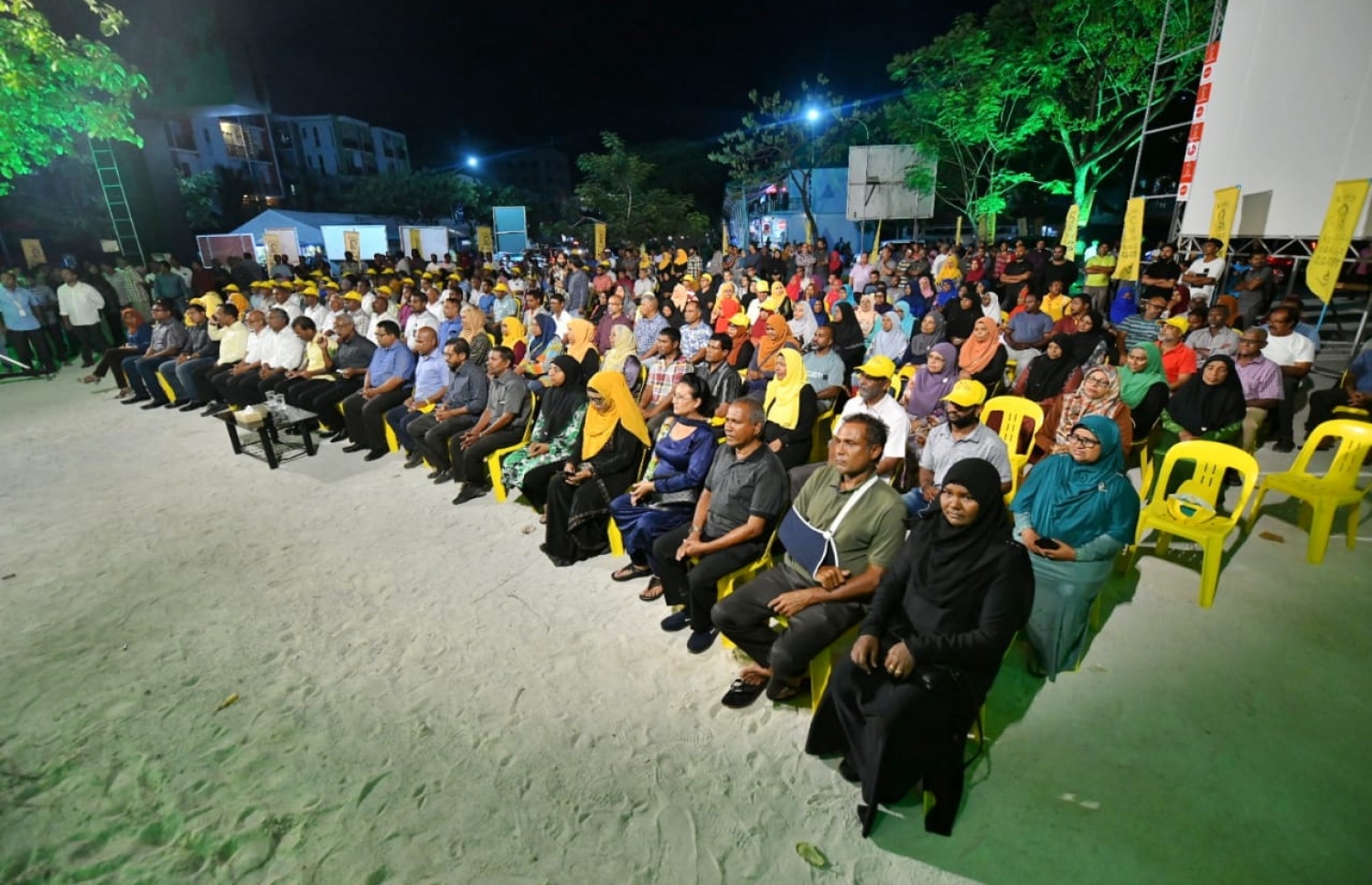 ނިޔާޒުގެ ކެމްޕެއިން ޖަލްސާގައި ބައިވެރިވި ބައެއް މީހުން.-- ފޮޓޯ: ހުސެއިން ވަހީދު/ މިހާރު