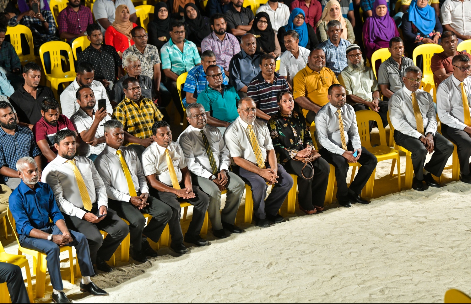 ރައްޔިތުންގެ މަޖިލިހުގެ އިންތިޚާބުގައި ތިލަންދުންމަތިން ވާދަކުރައްވާ ކެންޑިޑޭޓުންގެ ކެމްޕެއިން ޖަލްސާގައި ބައިވެރިވި ބައެއް މީހުން.---ފޮޓޯ: ހުސައިން ވަހީދު/މިހާރު