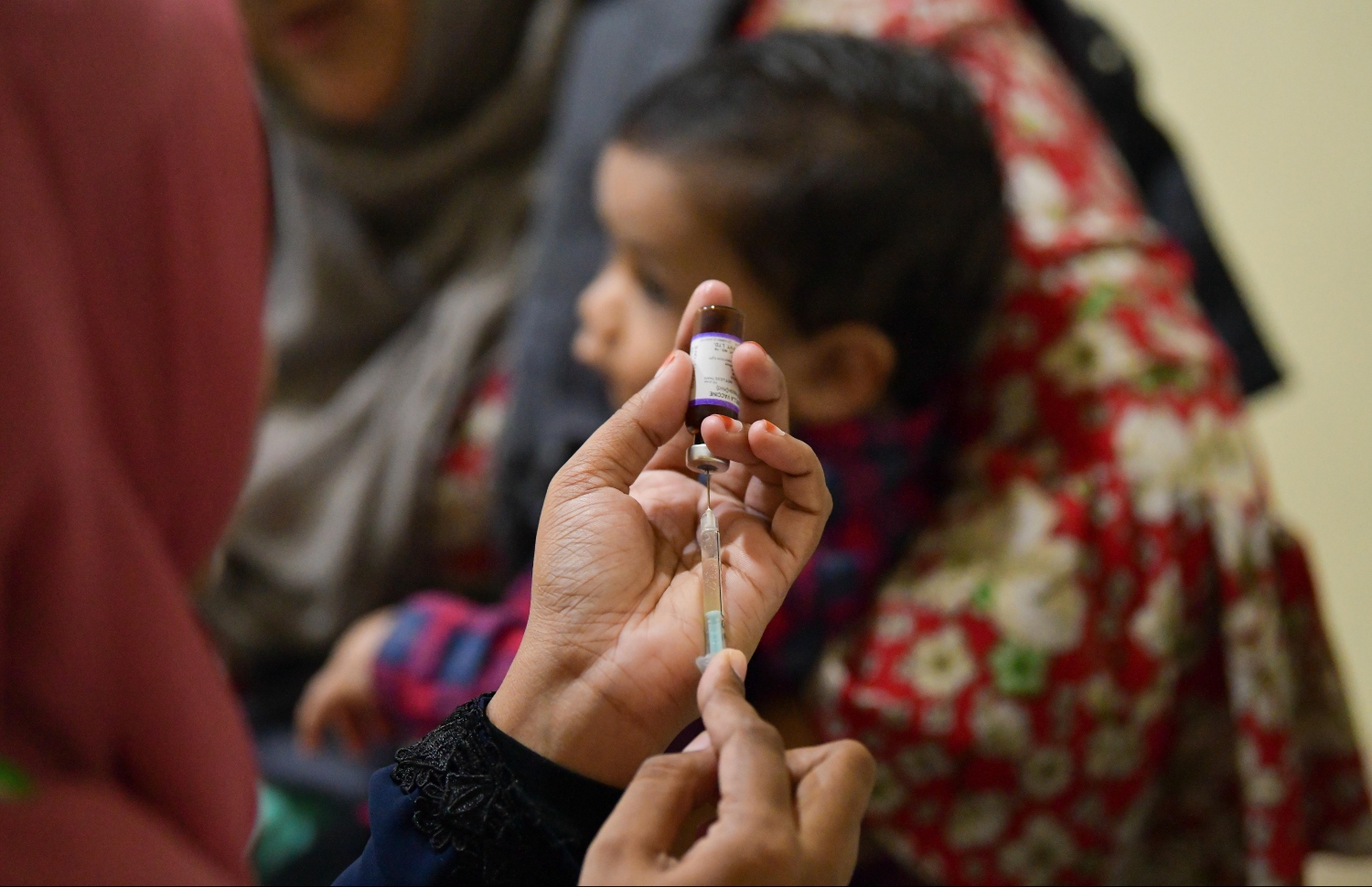 ކުޑަ ކުއްޖެއްގެ ގަޔަށް ވެކްސިން ޖަހަނީ: ބައެއް ބަލިތައް ނައްތާލައި، ކޮންޓްރޯލްކުރެވުނީ ވެކްސިންގެ ސަބަބުން --ފޮޓޯ/މިހާރު