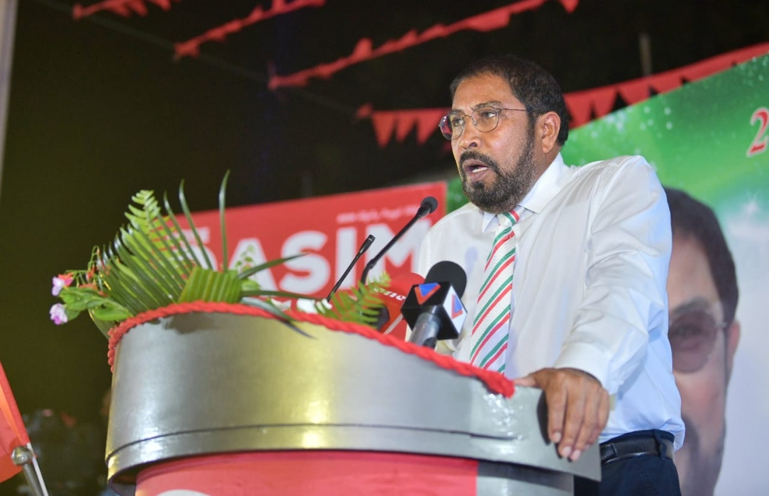 މާމިގިލީގައި ރޭ ބޭއްވި ޖަލްސާގައި ގާސިމް ވާހަކަފުޅު ދައްކަވަނީ. -- ފޮޓޯ ހުސެއިން ވަހީދު/މިހާރު