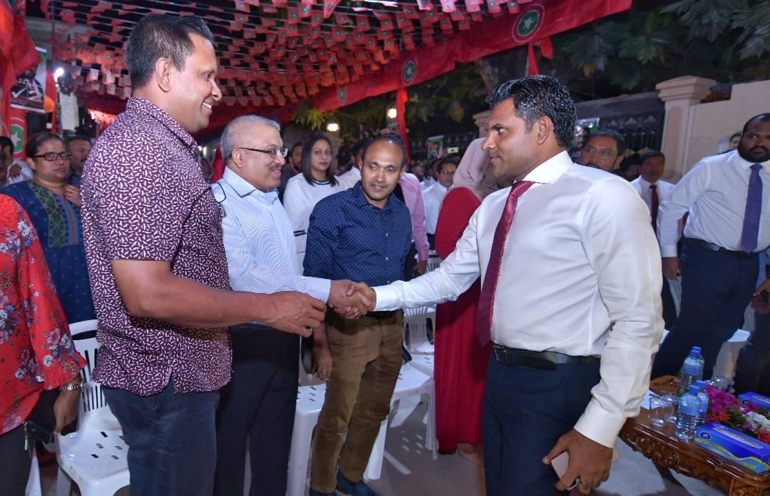 ގާސިމްގެ ކެމްޕެއިން އިފުތިތާހު ކުރުމަށް މާމިގިލީގައި ރޭ ބޭއްވި ޖަލްސާގައި ނައިބު ރައީސް ފައިސަލާއި މަޖިލިސް އިންތިޚާބުގައި ދަގެނތި ދާއިރާ އަށް ވާދަކުރައްވާ ކުރީގެ ޑިފެންސް މިނިސްޓަރު ނާޒިމް ސަލާމް ކުރައްވަނީ.---ފޮޓޯ: ހުސައިން ވަހީދު/މިހާރު