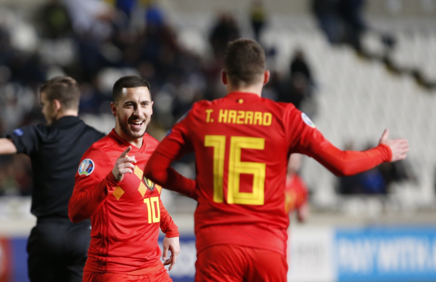 ބެލްޖިއަމްގެ ތޯގަން ހަޒާޑް (ކ) އާއި އޭނާގެ ބޭބެ އެޑެން ހަޒާޑް ލަނޑު ޖެހުމަށް ފަހު އުފާފާޅުކުރަނީ. -- ފޮޓޯ: އޭއެފްޕީ