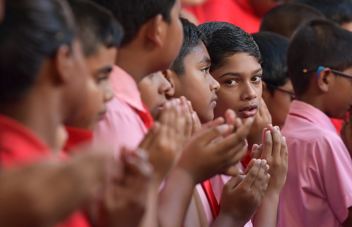 މާލެ- 25 މާޗް 2019: ފައިސާގެ މުހިއްމުކަމާއި އިގްތިސާދު ކުރެވޭނެ ރަނގަޅު ގޮތްތަކާ ގުޅޭ ގޮތުން ކުޑަކުދިންނާއި ޒުވާނުން ހޭލުންތެރިކުރުމަށް ކުރިއަށްގެންދާ ގްލޯބަލް މަނީ ވީކް ކެމްޕެއިން އިފްތިތާހުކުރުމަށް އިސްކަންދަރު ސްކޫލުގައި ބޭއްވި ރަސްމިއްޔާތުގެ ތެރެއިން--. ފޮޓޯ: ނިޝާން އަލީ/މިހާރު