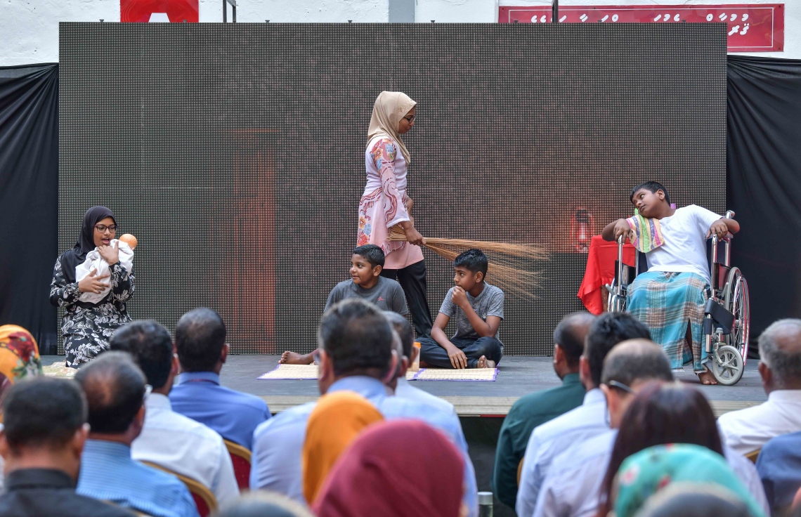 މާލެ- 25 މާޗް 2019: ފައިސާގެ މުހިއްމުކަމާއި އިގްތިސާދު ކުރެވޭނެ ރަނގަޅު ގޮތްތަކާ ގުޅޭ ގޮތުން ކުޑަކުދިންނާއި ޒުވާނުން ހޭލުންތެރިކުރުމަށް ކުރިއަށްގެންދާ ގްލޯބަލް މަނީ ވީކް ކެމްޕެއިން އިފްތިތާހުކުރުމަށް އިސްކަންދަރު ސްކޫލުގައި ބޭއްވި ރަސްމިއްޔާތުގައި އެ ސްކޫލުގެ ދަރިވަރުން އައިޓަމެއް ހުށަހަޅައިދެނީ --. ފޮޓޯ: ނިޝާން އަލީ/މިހާރު