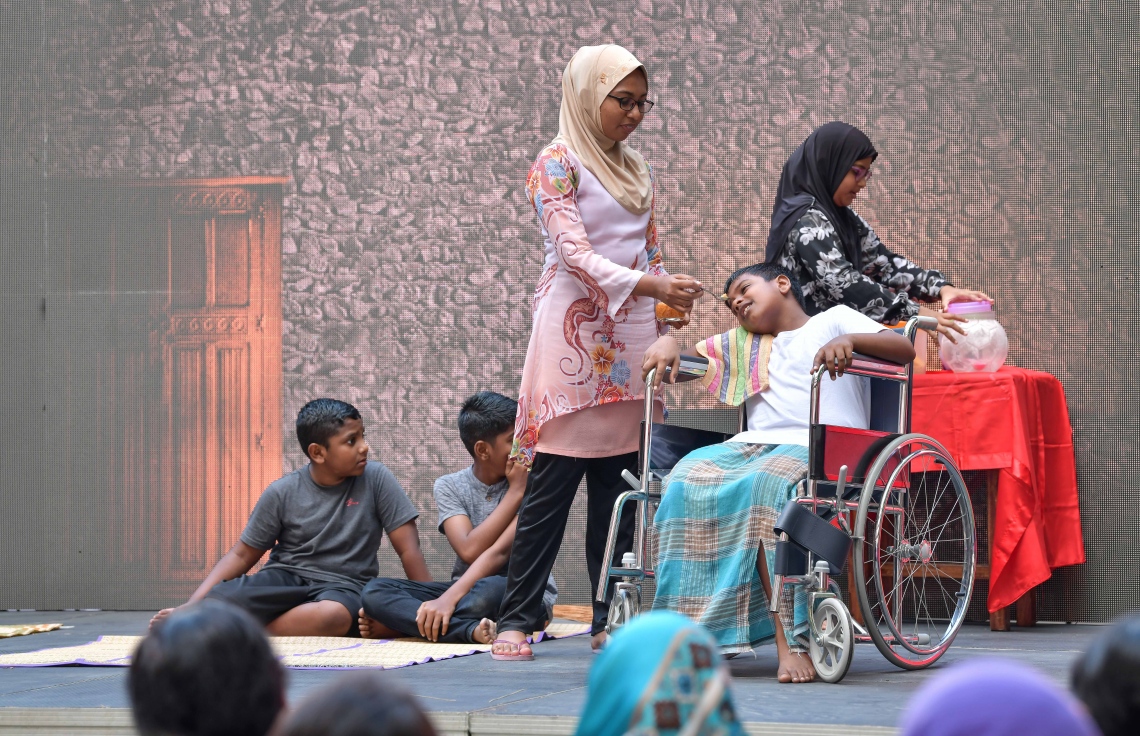 މާލެ- 25 މާޗް 2019: ފައިސާގެ މުހިއްމުކަމާއި އިގްތިސާދު ކުރެވޭނެ ރަނގަޅު ގޮތްތަކާ ގުޅޭ ގޮތުން ކުޑަކުދިންނާއި ޒުވާނުން ހޭލުންތެރިކުރުމަށް ކުރިއަށްގެންދާ ގްލޯބަލް މަނީ ވީކް ކެމްޕެއިން އިފްތިތާހުކުރުމަށް އިސްކަންދަރު ސްކޫލުގައި ބޭއްވި ރަސްމިއްޔާތުގައި އެ ސްކޫލުގެ ދަރިވަރުން އައިޓަމެއް ހުށަހަޅައިދެނީ --. ފޮޓޯ: ނިޝާން އަލީ/މިހާރު