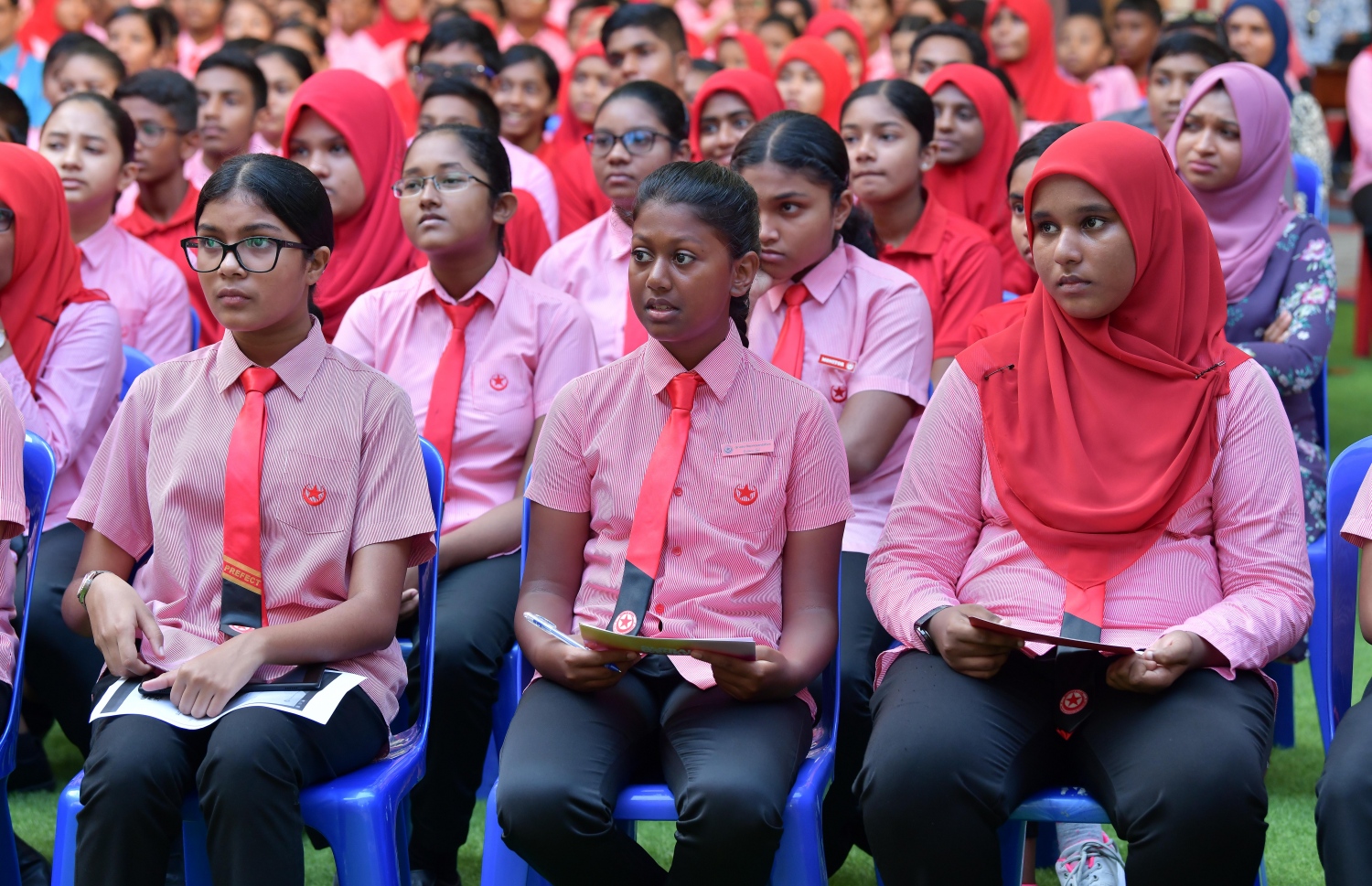 އިސްކަންދަރު ސްކޫލުގައި ބޭއްވި ރަސްމިއްޔާތެއްގައި ބައިވެރިވި އެ ސްކޫލުގެ ބައެއް ދަރިވަރުން--. ފޮޓޯ: ނިޝާން އަލީ/މިހާރު