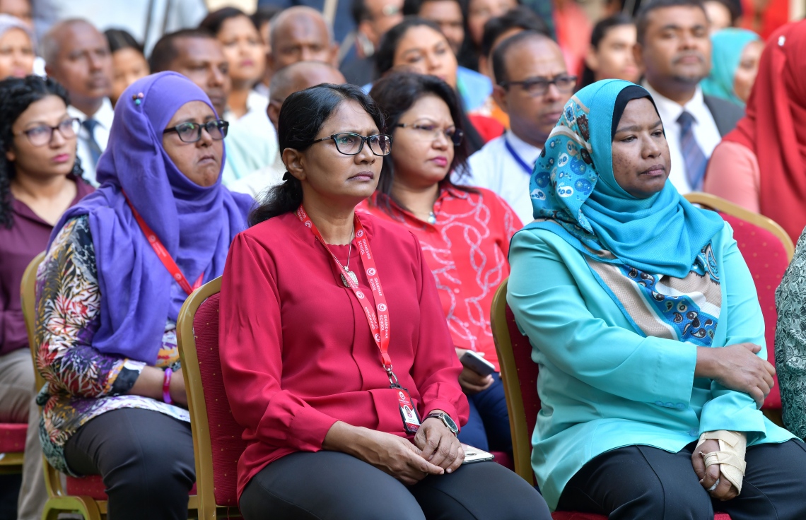 މާލެ- 25 މާޗް 2019: ފައިސާގެ މުހިއްމުކަމާއި އިގްތިސާދު ކުރެވޭނެ ރަނގަޅު ގޮތްތަކާ ގުޅޭ ގޮތުން ކުޑަކުދިންނާއި ޒުވާނުން ހޭލުންތެރިކުރުމަށް ކުރިއަށްގެންދާ ގްލޯބަލް މަނީ ވީކް ކެމްޕެއިން އިފްތިތާހުކުރުމަށް އިސްކަންދަރު ސްކޫލުގައި ބޭއްވި ރަސްމިއްޔާތުގައި ބައިވެރިވި ބައެއް ޓީޗަރުން--. ފޮޓޯ: ނިޝާން އަލީ/މިހާރު