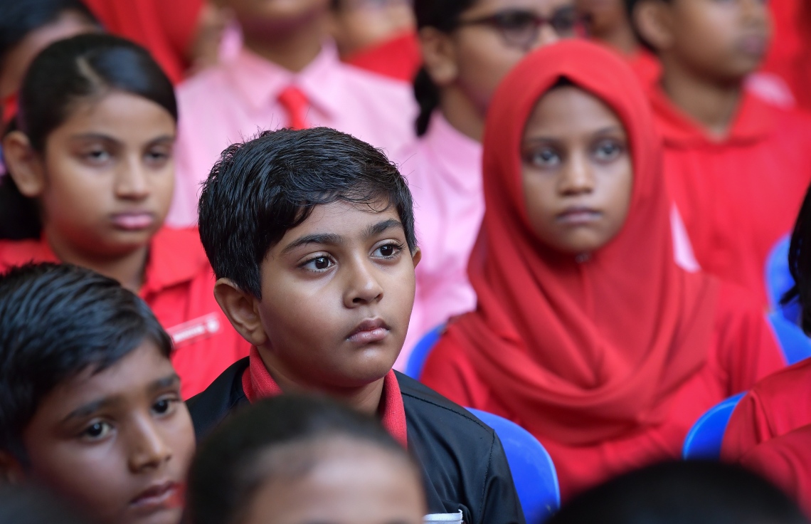 މާލެ- 25 މާޗް 2019: ފައިސާގެ މުހިއްމުކަމާއި އިގްތިސާދު ކުރެވޭނެ ރަނގަޅު ގޮތްތަކާ ގުޅޭ ގޮތުން ކުޑަކުދިންނާއި ޒުވާނުން ހޭލުންތެރިކުރުމަށް ކުރިއަށްގެންދާ ގްލޯބަލް މަނީ ވީކް ކެމްޕެއިން އިފްތިތާހުކުރުމަށް އިސްކަންދަރު ސްކޫލުގައި ބޭއްވި ރަސްމިއްޔާތުގައި ބައިވެރިވި އެ ސްކޫލުގެ ބައެއް ދަރިވަރުން--. ފޮޓޯ: ނިޝާން އަލީ/މިހާރު