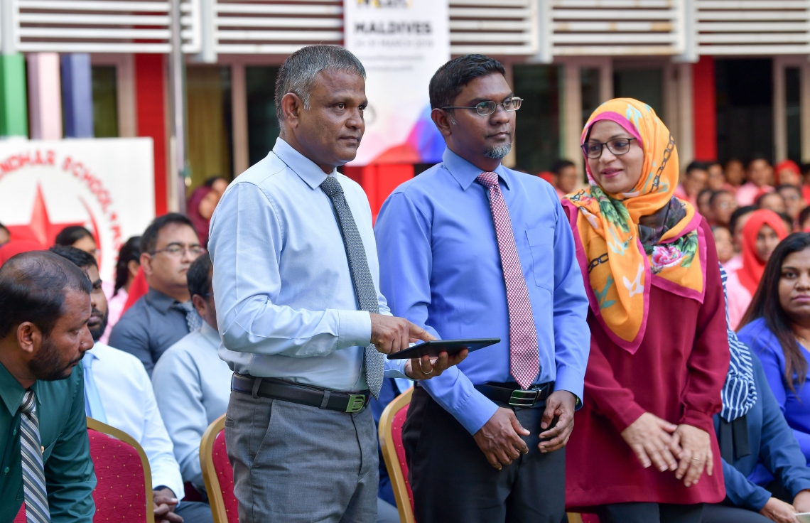 މާލެ- 25 މާޗް 2019: ފައިސާގެ މުހިއްމުކަމާއި އިގްތިސާދު ކުރެވޭނެ ރަނގަޅު ގޮތްތަކާ ގުޅޭ ގޮތުން ކުޑަކުދިންނާއި ޒުވާނުން ހޭލުންތެރިކުރުމަށް ކުރިއަށްގެންދާ ގްލޯބަލް މަނީ ވީކް ކެމްޕެއިން އިފްތިތާހުކުރުމަށް އިސްކަންދަރު ސްކޫލުގައި ބޭއްވި ރަސްމިއްޔާތުގައި ގަވަރުނަރު އަހުމަދު ނަސީރާއި ހަޔާ އެޑިއުކޭޝަން މިނިސްޓަރު ޑރ އިބްރާހިމް ހަސަން ގްލޯބަލް މަނީ ވީކް ރަސްމީކޮށް ފައްޓަވާދެއްވަނީ--. ފޮޓޯ: ނިޝާން އަލީ/މިހާރު