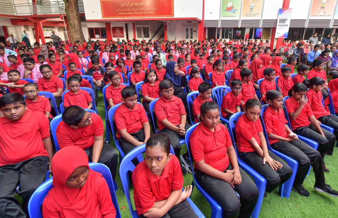 މާލެ- 25 މާޗް 2019: ފައިސާގެ މުހިއްމުކަމާއި އިގްތިސާދު ކުރެވޭނެ ރަނގަޅު ގޮތްތަކާ ގުޅޭ ގޮތުން ކުޑަކުދިންނާއި ޒުވާނުން ހޭލުންތެރިކުރުމަށް ކުރިއަށްގެންދާ ގްލޯބަލް މަނީ ވީކް ކެމްޕެއިން އިފްތިތާހުކުރުމަށް އިސްކަންދަރު ސްކޫލުގައި ބޭއްވި ރަސްމިއްޔާތުގައި ބައިވެރިވި އެ ސްކޫލުގެ ބައެއް ދަރިވަރުން--. ފޮޓޯ: ނިޝާން އަލީ/މިހާރު