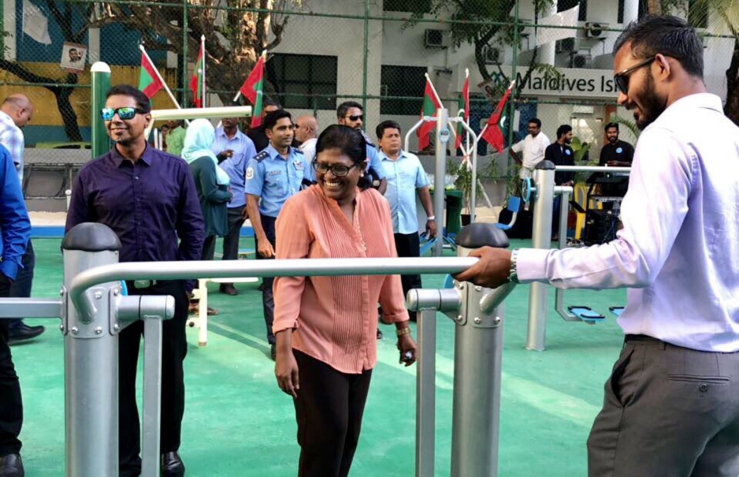 މާލެ ސިޓީގެ މޭޔަރު ޝިފާ މުހައްމަދު (މ) އަމީނީ މަގުގެ އައުޓްޑޯ ޖިމްގައި ހުރި ކަސްރަތު މެޝިްންތައް ބައްލަވާލައްވަނީ -- ފޮޓޯ: ޔޫތް މިނިސްޓްރީ