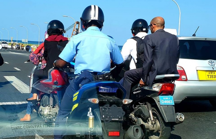 ޑިޕްލޮމެޓިކް ސައިކަލެއްގައި ހެލްމެޓް ނާޅައި ދަތުރުކޮށްފި