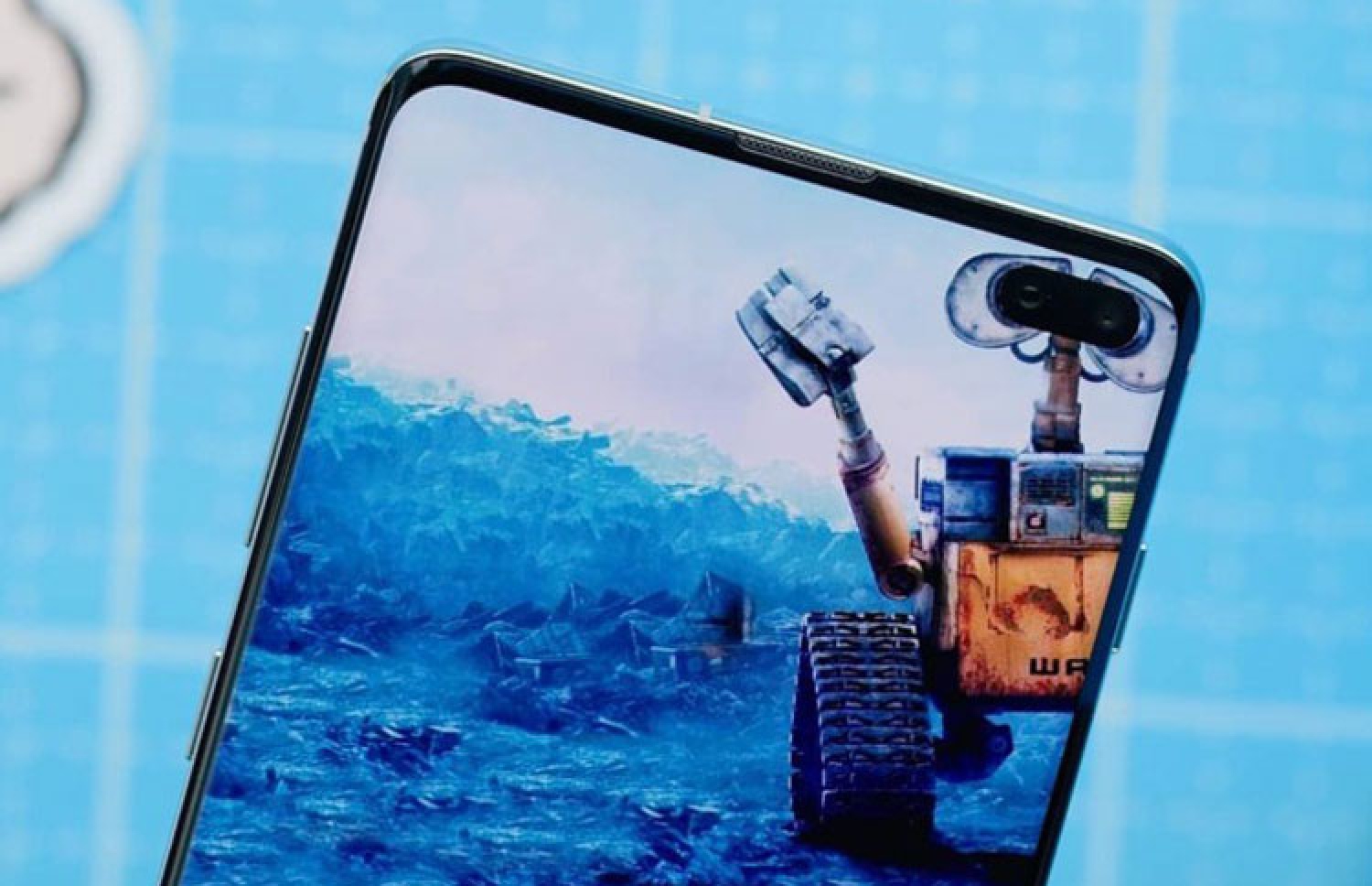 ސެމްސަންގް ގެލަކްސީ އެސް10 މަރުކާގެ ފޯނުތަކުގައި އިންނަ ޕަންޗް ހޯލް ފޮރުވާލުމަށް ތައްޔާރުކޮށްފައި ހުރި ވޯލްޕޭޕާތައް