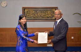 President Solih giving Visam her official credentials. PHOTO: PRESIDENT OFFICE