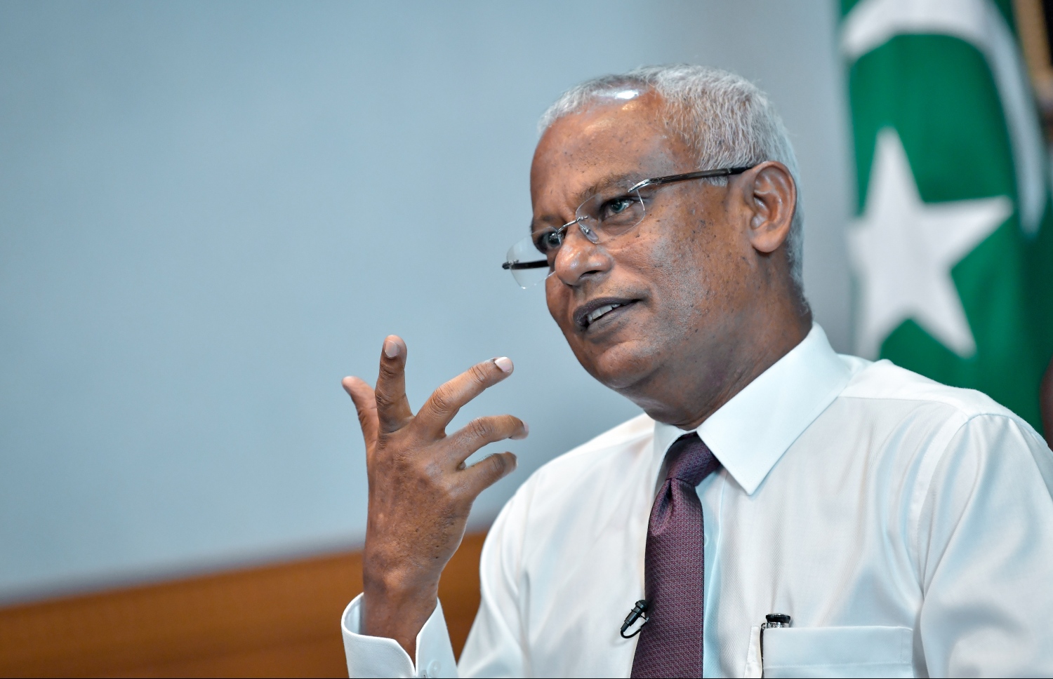 ރައީސް އިބްރާހިމް މުހައްމަދު ސޯލިހް "މިހާރު" އަށް މިދިޔަ ދުވަހު އިންޓަވިއު ދެއްވަނީ: އެމަނިކުފާނުގެ ވެރިކަމުގެ މަސައްކަތުގެ ފުރަތަމަ 100 ދުވަހުގެ ތެރޭގައި އެންމެ ހާސިލް ކުރައްވަން ބޭނުންފުޅުވި ދެ ކަމެއް ނުވި ކަމަށް ވިދާޅުވި.---ފޮޓޯ: ނިޝާން އަލީ/މިހާރު