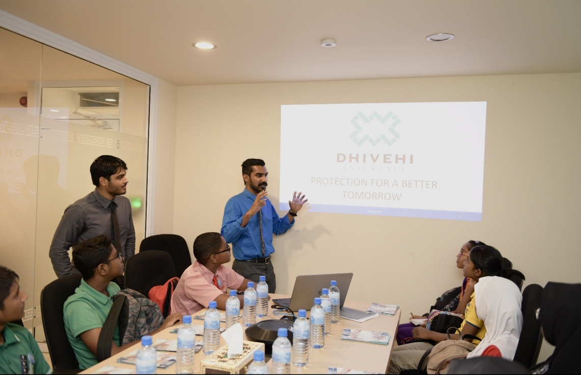 އެމްއެމްއޭ އިން އިސްނަގައިންގެން ބާއްވާ ގްލޯބަލް މަނީ ވީކްގެ ހަރަކާތްތަކުގެ ތެރެއިން ސްކޫލްތަކުގެ ދަރިވަރުން އެމްއެމްއޭ އަދި މާލީ އިދާރާތަކަށް ޒިޔާރަތްކުރުމުގެ ތެރެއިން.---ފޮޓޯ:އެމްއެމްއޭ