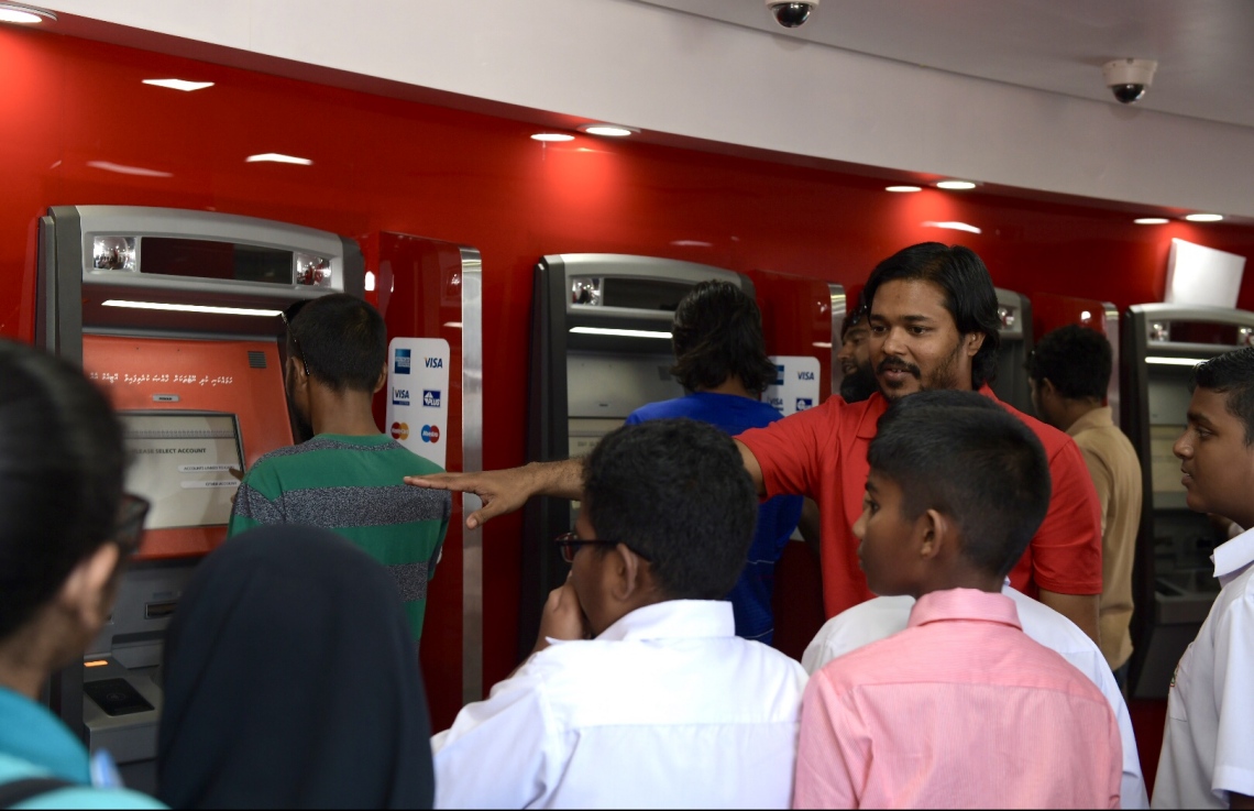 އެމްއެމްއޭ އިން އިސްނަގައިންގެން ބާއްވާ ގްލޯބަލް މަނީ ވީކްގެ ހަރަކާތްތަކުގެ ތެރެއިން ސްކޫލްތަކުގެ ދަރިވަރުން އެމްއެމްއޭ އަދި މާލީ އިދާރާތަކަށް ޒިޔާރަތްކުރުމުގެ ތެރެއިން.---ފޮޓޯ:އެމްއެމްއޭ