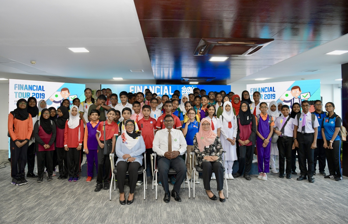 އެމްއެމްއޭ އިން އިސްނަގައިންގެން ބާއްވާ ގްލޯބަލް މަނީ ވީކްގެ ހަރަކާތްތަކުގެ ތެރެއިން ސްކޫލްތަކުގެ ދަރިވަރުން އެމްއެމްއޭ އަދި މާލީ އިދާރާތަކަށް ޒިޔާރަތްކުރުމުގެ ތެރެއިން.---ފޮޓޯ:އެމްއެމްއޭ