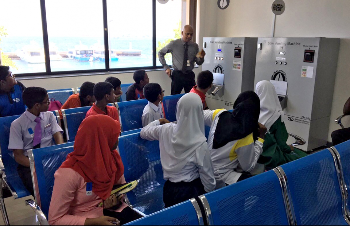 އެމްއެމްއޭ އިން އިސްނަގައިންގެން ބާއްވާ ގްލޯބަލް މަނީ ވީކްގެ ހަރަކާތްތަކުގެ ތެރެއިން ސްކޫލްތަކުގެ ދަރިވަރުން އެމްއެމްއޭ އަދި މާލީ އިދާރާތަކަށް ޒިޔާރަތްކުރުމުގެ ތެރެއިން.---ފޮޓޯ:އެމްއެމްއޭ