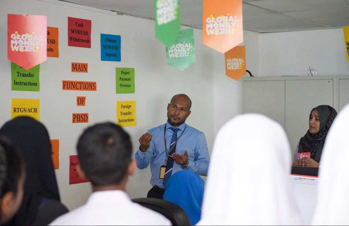 އެމްއެމްއޭ އިން އިސްނަގައިންގެން ބާއްވާ ގްލޯބަލް މަނީ ވީކްގެ ހަރަކާތްތަކުގެ ތެރެއިން ސްކޫލްތަކުގެ ދަރިވަރުން އެމްއެމްއޭ އަދި މާލީ އިދާރާތަކަށް ޒިޔާރަތްކުރުމުގެ ތެރެއިން.---ފޮޓޯ:އެމްއެމްއޭ