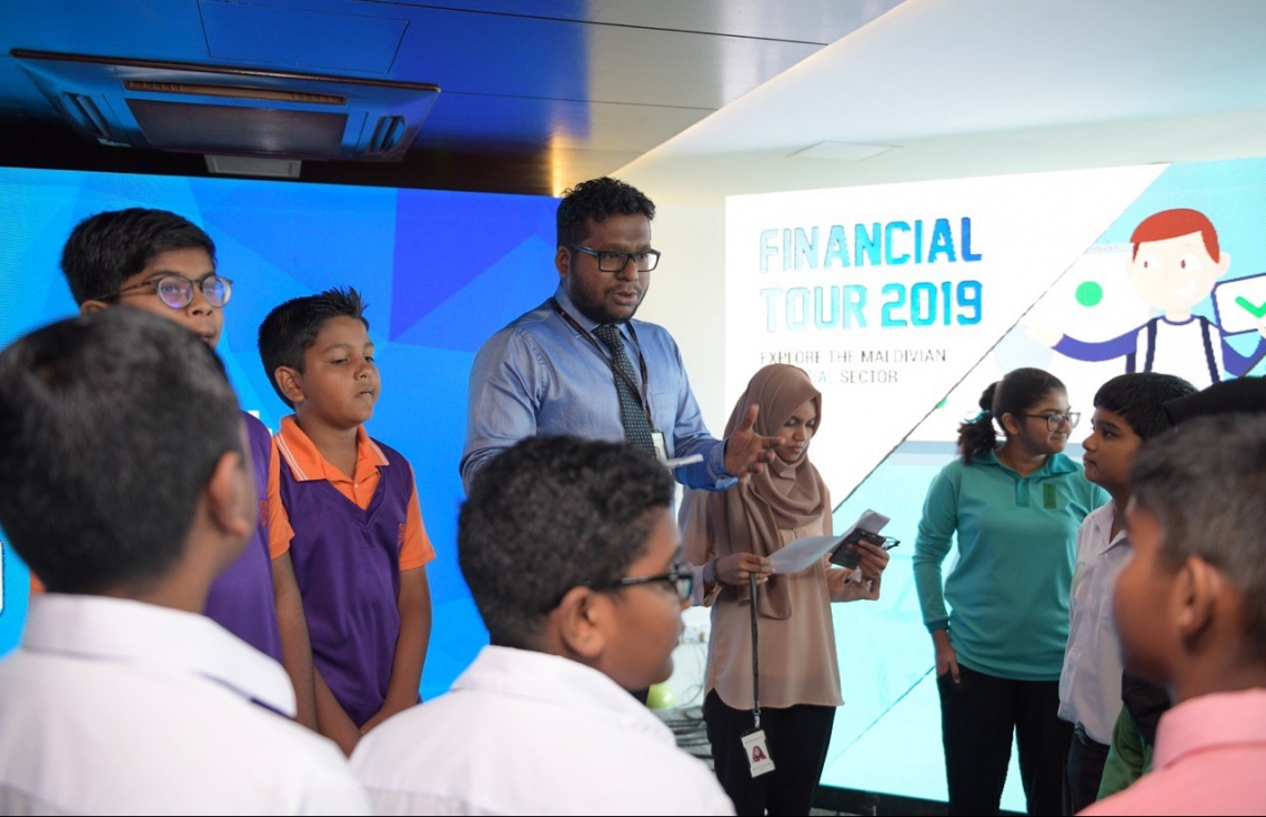 އެމްއެމްއޭ އިން އިސްނަގައިންގެން ބާއްވާ ގްލޯބަލް މަނީ ވީކްގެ ހަރަކާތްތަކުގެ ތެރެއިން ސްކޫލްތަކުގެ ދަރިވަރުން އެމްއެމްއޭ އަދި މާލީ އިދާރާތަކަށް ޒިޔާރަތްކުރުމުގެ ތެރެއިން.---ފޮޓޯ:އެމްއެމްއޭ