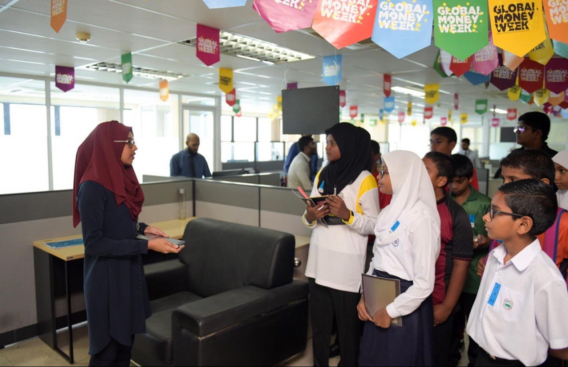 އެމްއެމްއޭ އިން އިސްނަގައިންގެން ބާއްވާ ގްލޯބަލް މަނީ ވީކްގެ ހަރަކާތްތަކުގެ ތެރެއިން ސްކޫލްތަކުގެ ދަރިވަރުން އެމްއެމްއޭ އަދި މާލީ އިދާރާތަކަށް ޒިޔާރަތްކުރުމުގެ ތެރެއިން.---ފޮޓޯ:އެމްއެމްއޭ