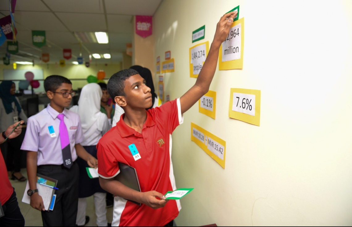 އެމްއެމްއޭ އިން އިސްނަގައިންގެން ބާއްވާ ގްލޯބަލް މަނީ ވީކްގެ ހަރަކާތްތަކުގެ ތެރެއިން ސްކޫލްތަކުގެ ދަރިވަރުން އެމްއެމްއޭ އަދި މާލީ އިދާރާތަކަށް ޒިޔާރަތްކުރުމުގެ ތެރެއިން.---ފޮޓޯ:އެމްއެމްއޭ