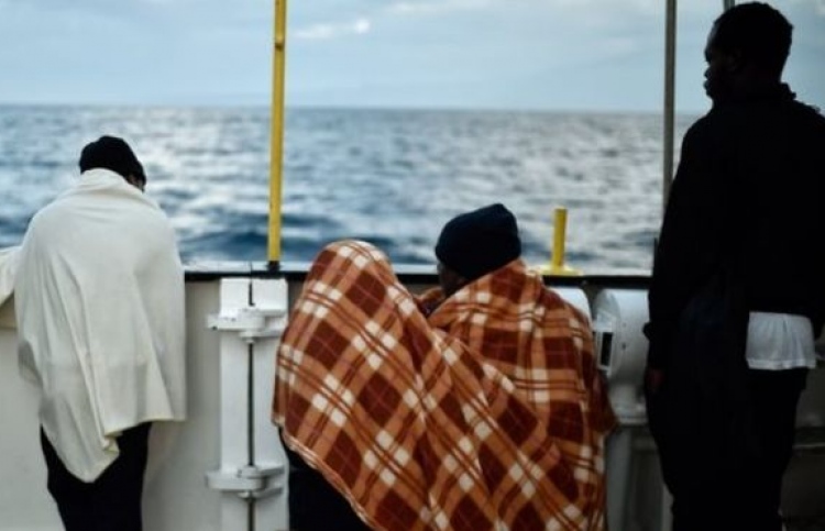 އާގު ބޯޓަށް ނެގި ރެފިއުޖީން ބޯޓު ހައިޖެކްކޮށްފި