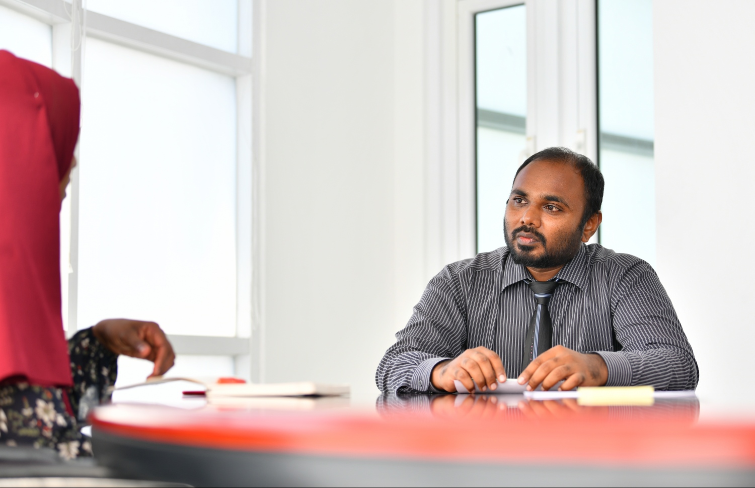 އެސްޑީއެފްސީގެ މެނޭޖިން ޑިރެކްޓަރު އަހުމަދު ޒީނާދު "މިހާރު" އަށް އިންޓަވިއުދެއްވަނީ -ފޮޓޯ:ހުސައިން ވަހީދު/މިހާރު